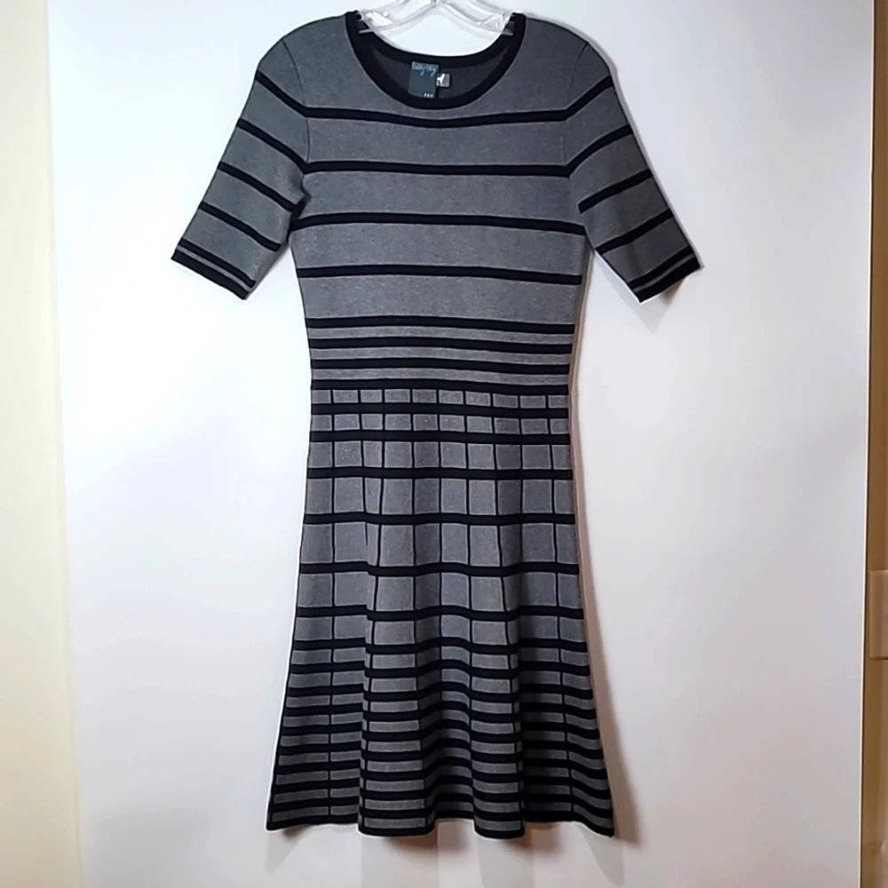 Gabby Skye Gray w/Black knit fit & flare Dress